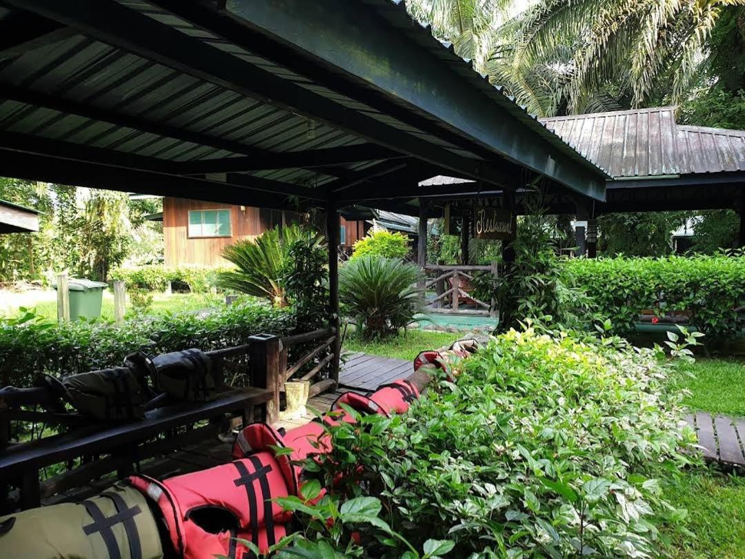 Sukau Backpackers Bed & Breakfast ภายนอก รูปภาพ