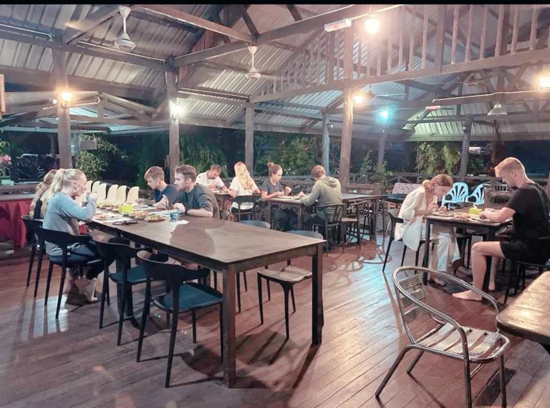 Sukau Backpackers B&B ภายนอก รูปภาพ