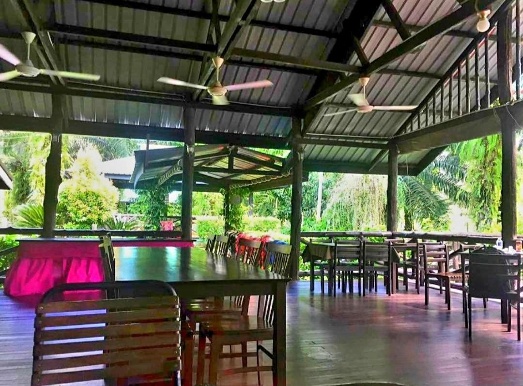 Sukau Backpackers Bed & Breakfast ภายนอก รูปภาพ