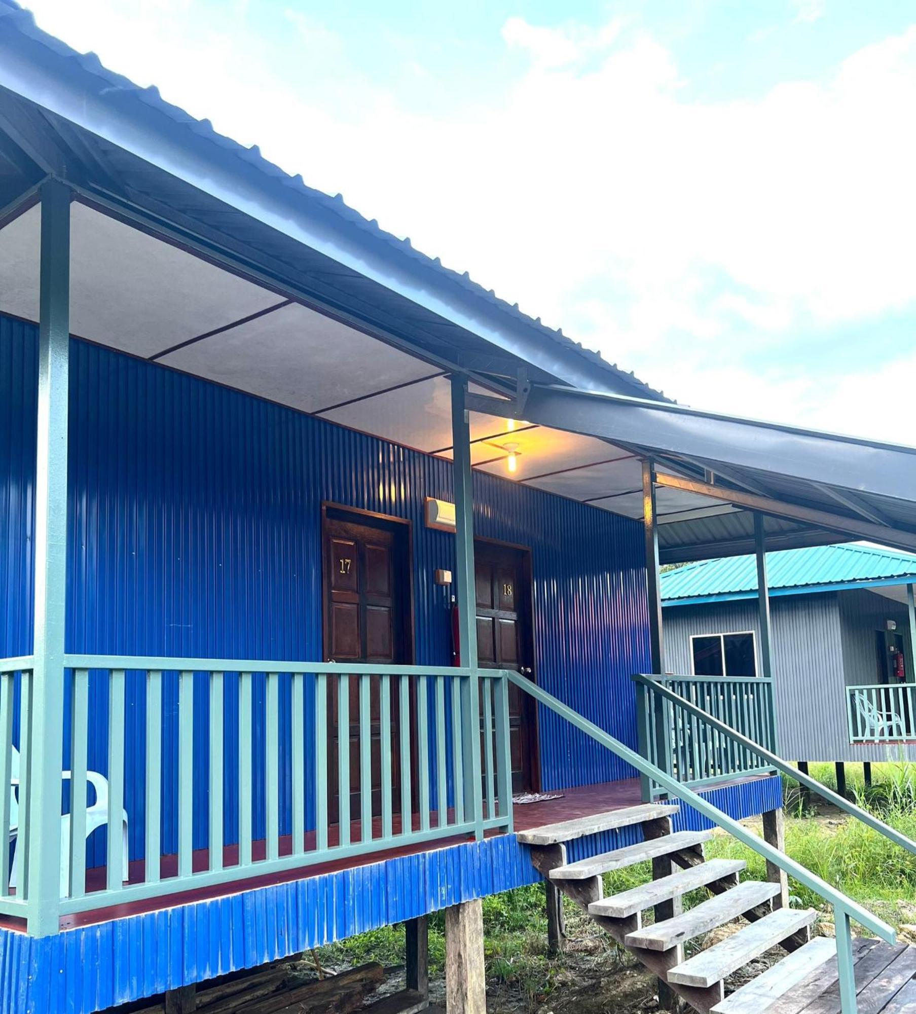 Sukau Backpackers Bed & Breakfast ภายนอก รูปภาพ