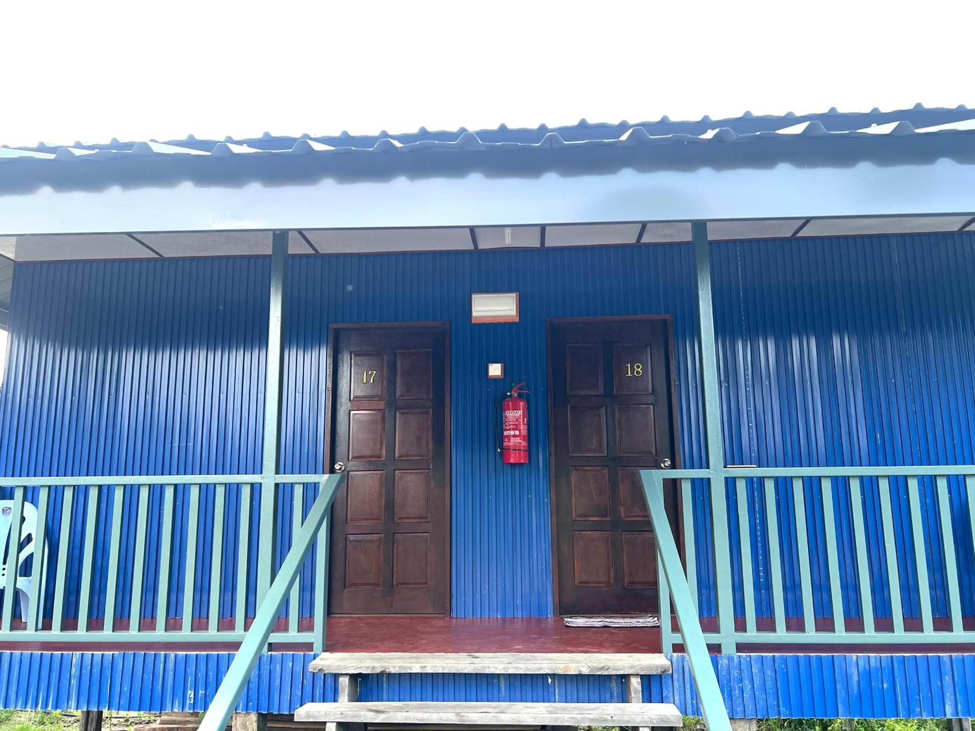 Sukau Backpackers Bed & Breakfast ภายนอก รูปภาพ