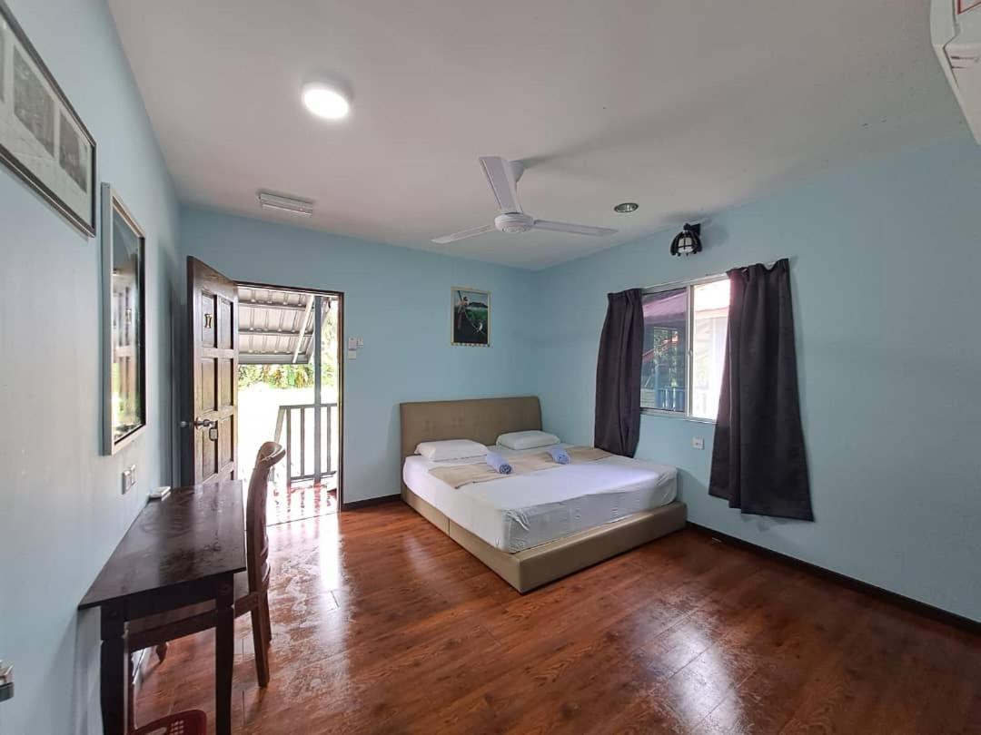 Sukau Backpackers Bed & Breakfast ภายนอก รูปภาพ