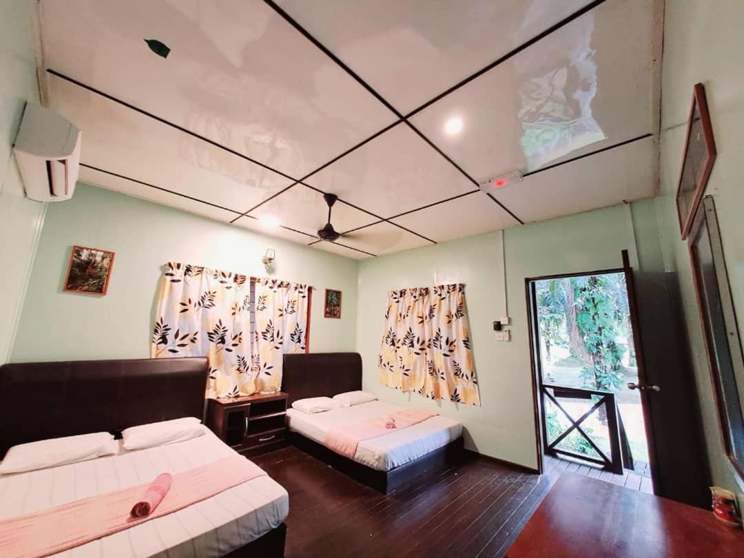 Sukau Backpackers Bed & Breakfast ภายนอก รูปภาพ