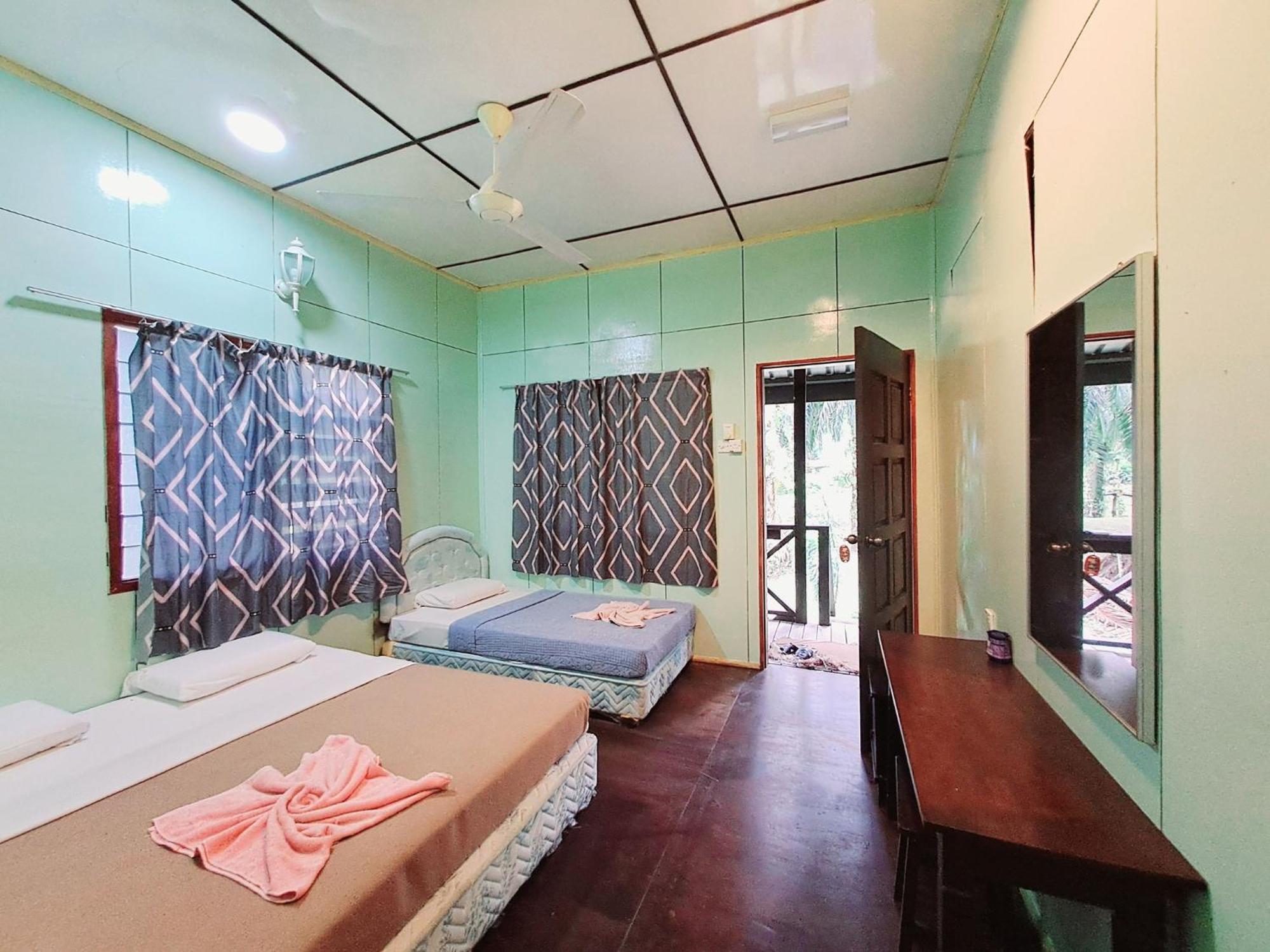 Sukau Backpackers Bed & Breakfast ภายนอก รูปภาพ