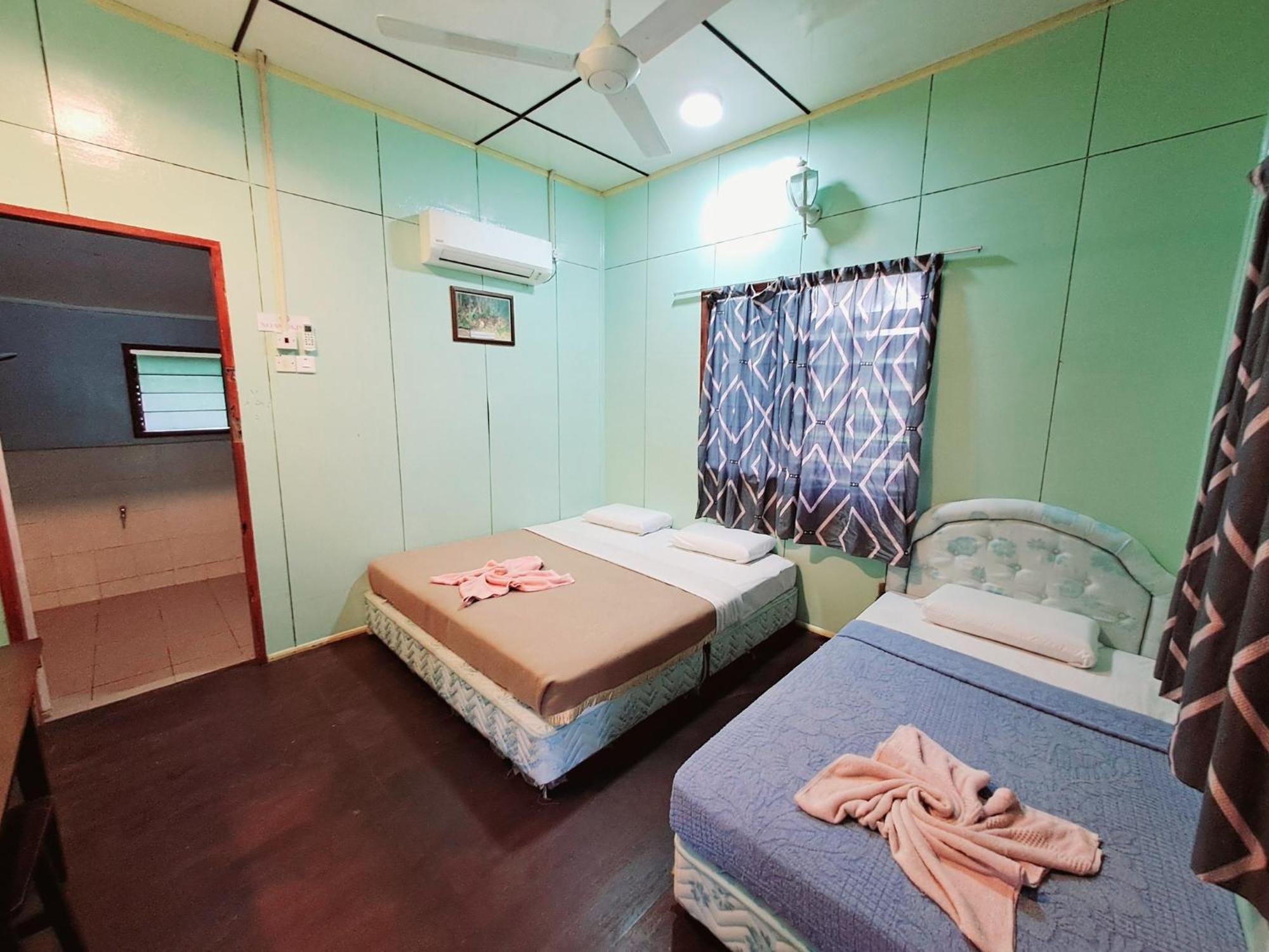 Sukau Backpackers Bed & Breakfast ภายนอก รูปภาพ