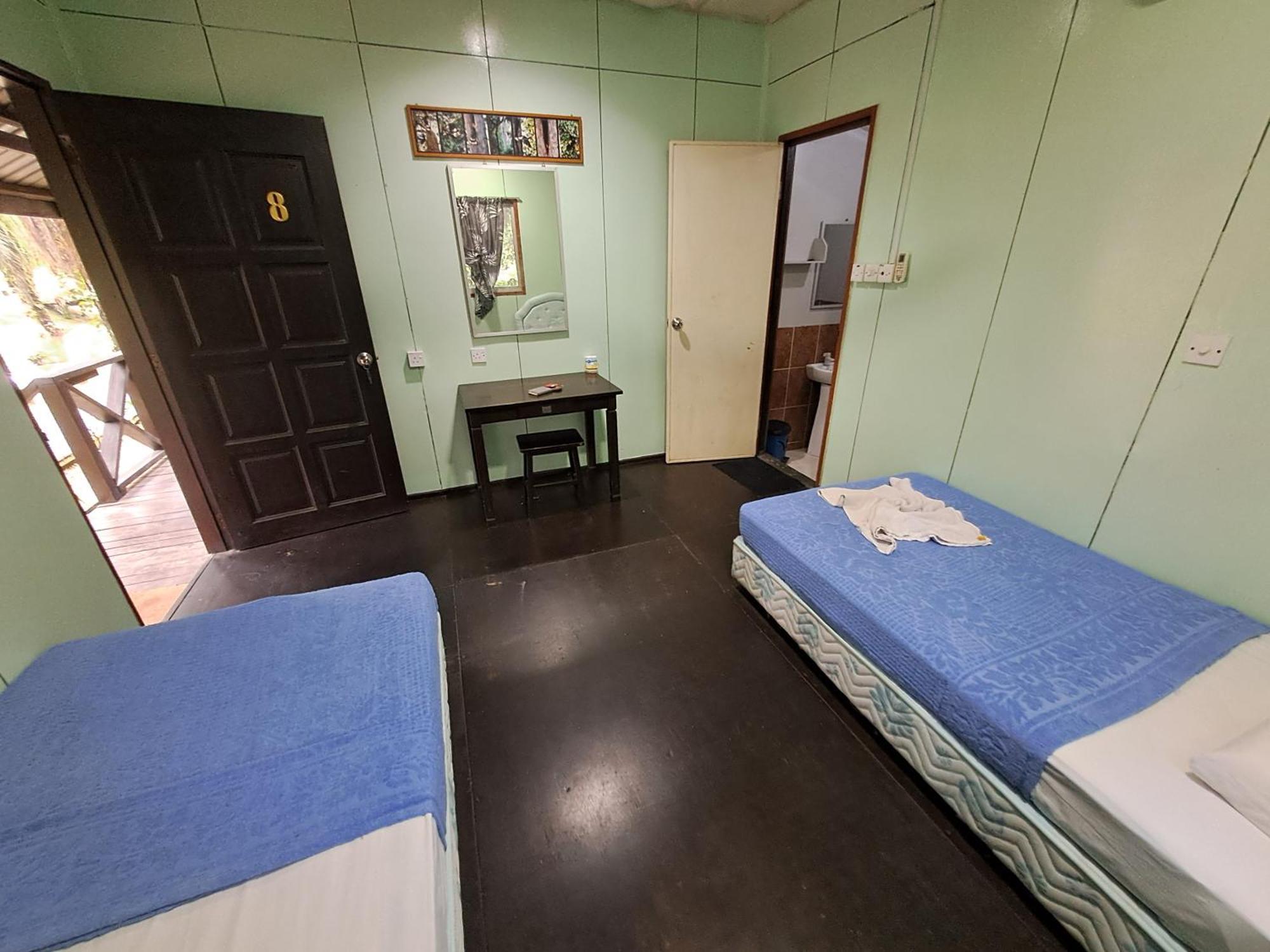 Sukau Backpackers Bed & Breakfast ภายนอก รูปภาพ